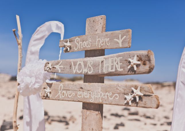 wedding trends - sign on the beach