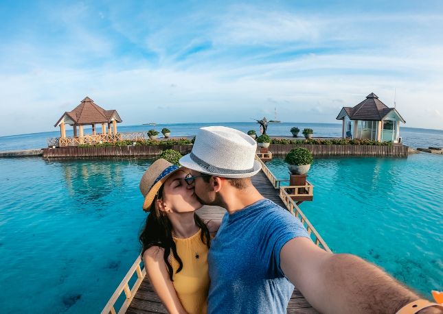 instagram kissing couple