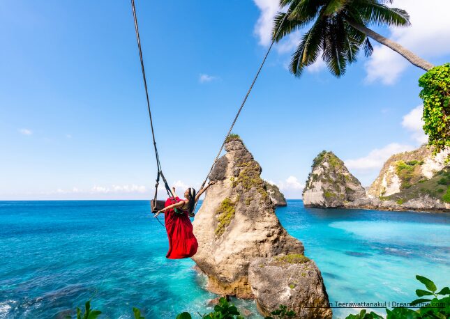 Swing over the turquoise waters in Bali